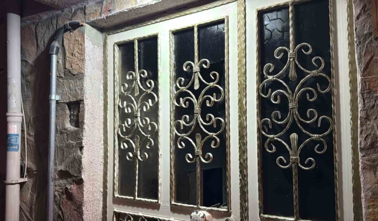 Eskişehir’de aile içi kavgada evinin camlarını kıran şahıs aracıyla kaçtı