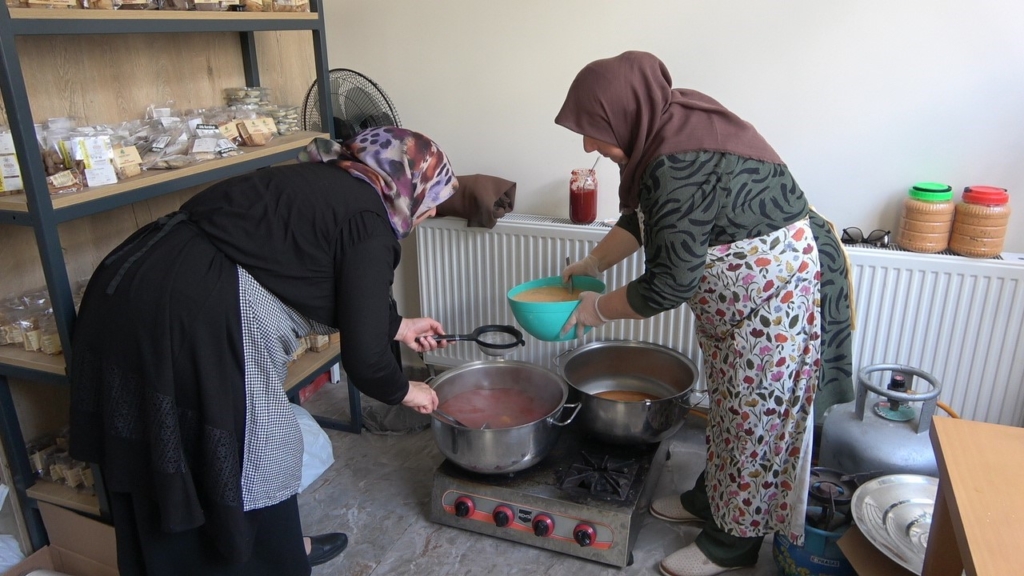 Evde oturmak yerine üretimi seçtiler: Yaptıkları ürünleri Türkiye’nin dört bir yanına gönderiyorlar
