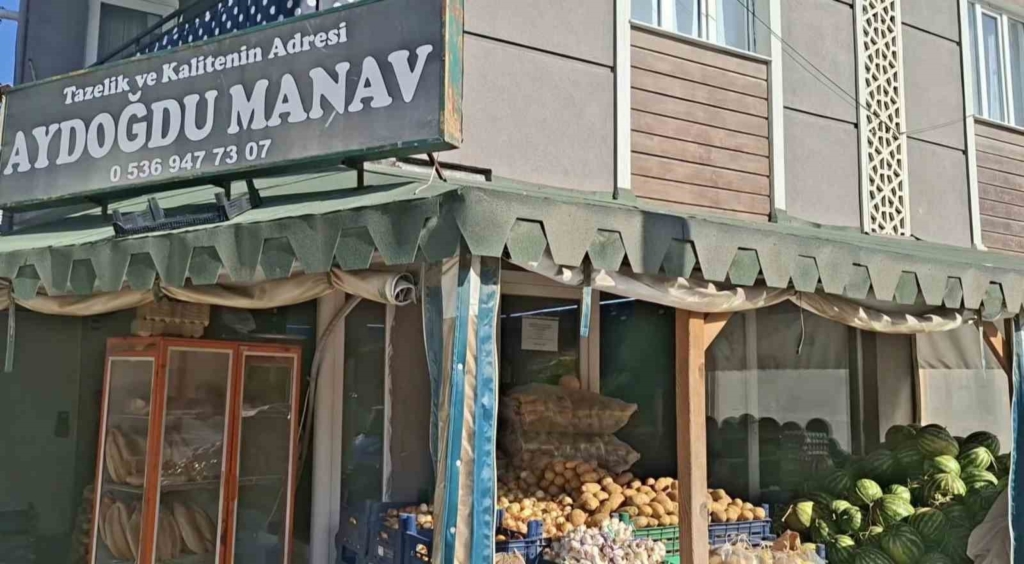 Kütahyalı manavın eliyle karpuz soyma videosu sosyal medyada viral oldu