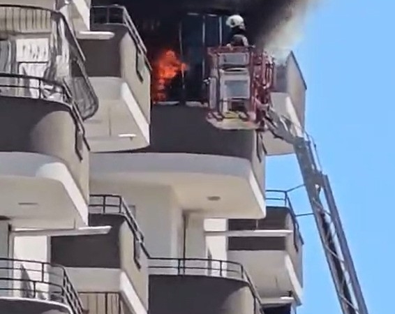 Apartman dairesinde çıkan yangın söndürüldü