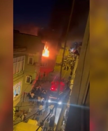 Küçükçekmece’de metruk binada yangın paniği
