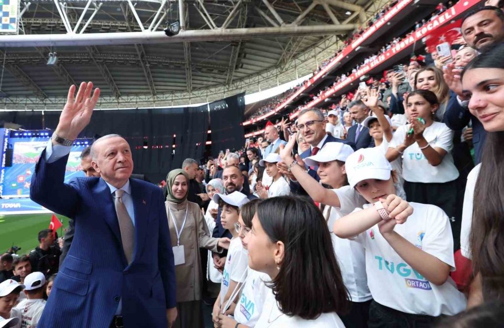 Cumhurbaşkanı Erdoğan: "Gençlerimizin en iyi şekilde yetişmeniz için tüm gücümüzle çalışıyoruz"