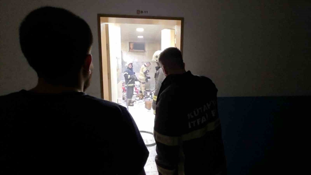 Kütahya Evliya Çelebi İlkokulu’nun bodrum katında yangın