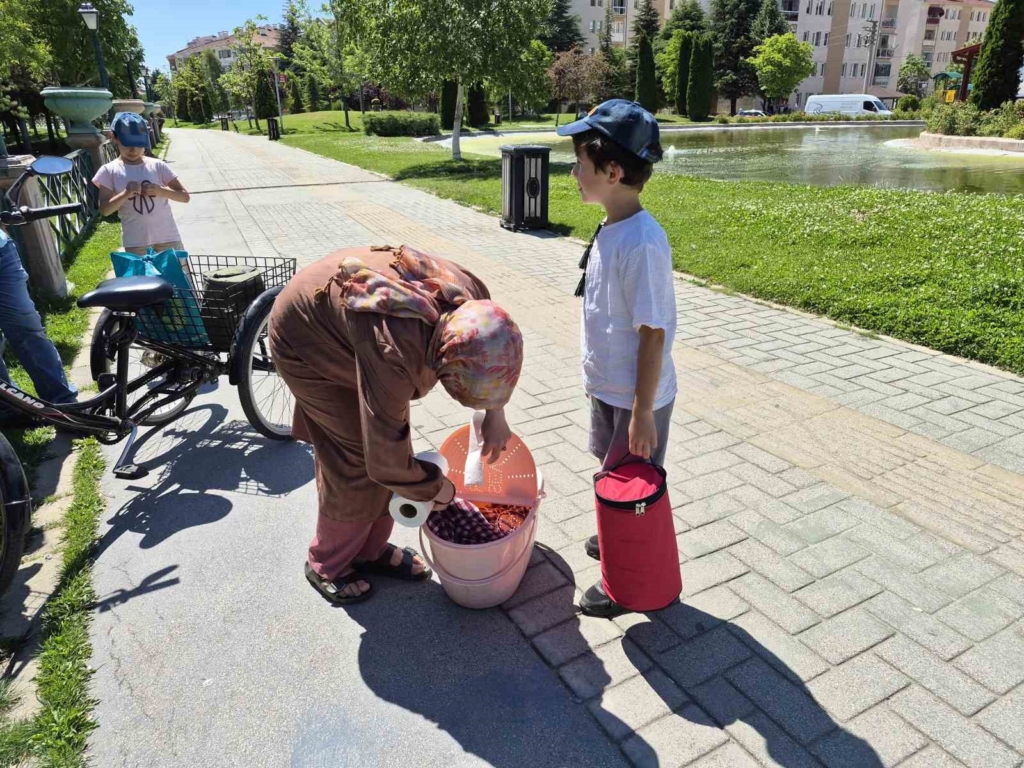 Eskişehir’de 2 minik simitçi ilgi odağı oldu