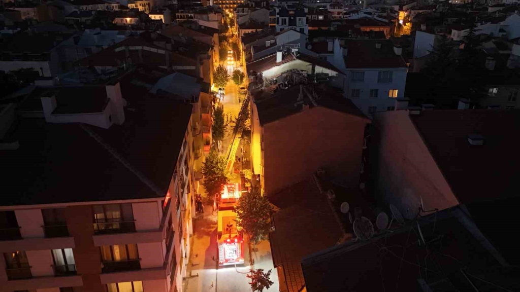 Eskişehir’de 4 katlı binanın çatısında yangın çıktı: Dumandan etkilenenler var