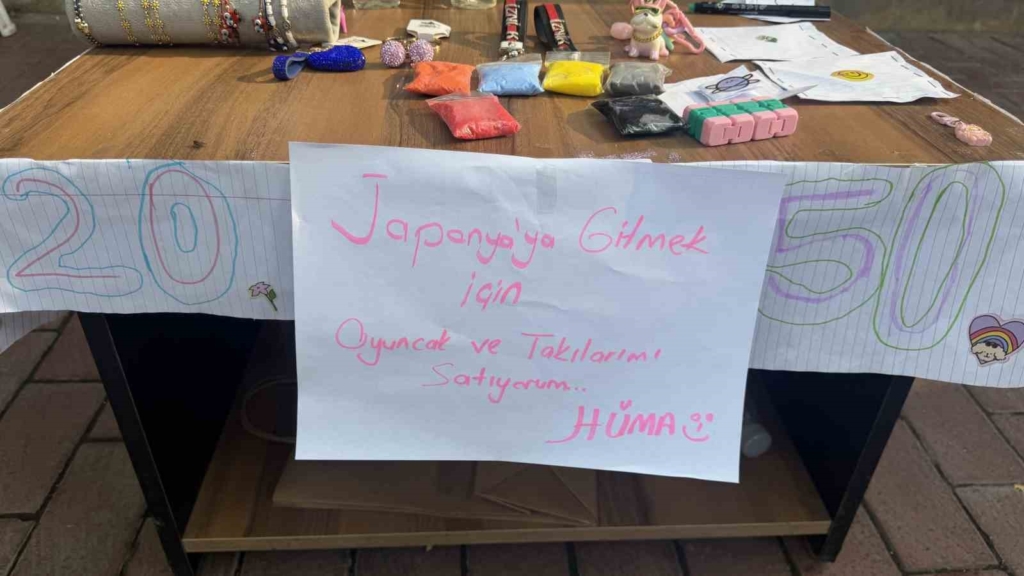 Japonya’ya gitmek için oyuncak ve takılarını satışa çıkardı