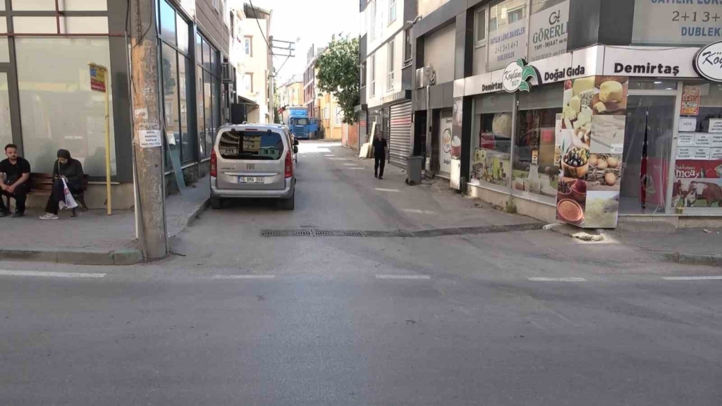 Kamyonetin altında kalan 4 yaşındaki çocuk emekleyerek çıktı