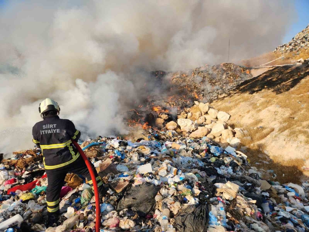 Siirt’te katı atık depolama sahasındaki yangın 5 saatte kontrol altına alındı