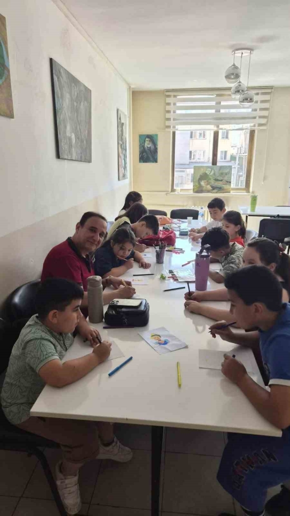 Eskişehir’de gençler yaz okulunda hem eğleniyor hem öğreniyor