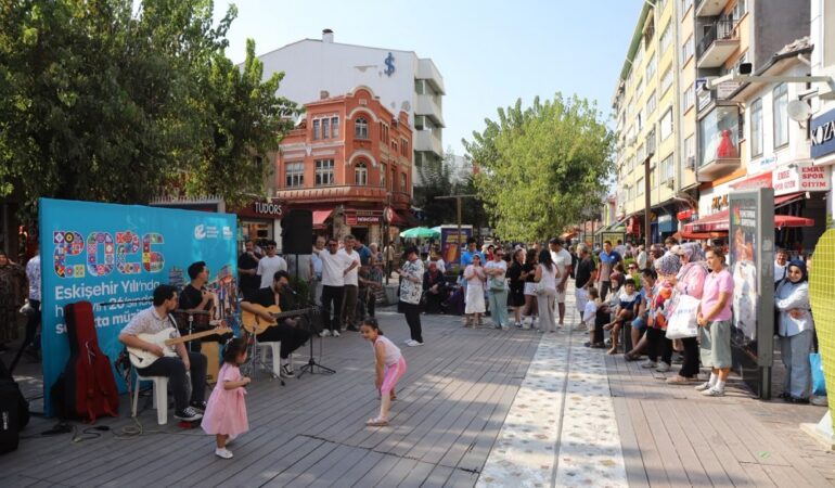 Her ayın 26’sında Eskişehir sokaklarında müzik ve eğlence