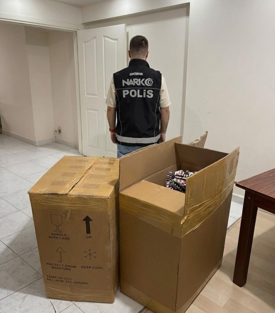 Kapı kırıp 3 koli hap kaçıran şüphelilerden 1’i yakalandı, 53 bin 941 hap ele geçirildi