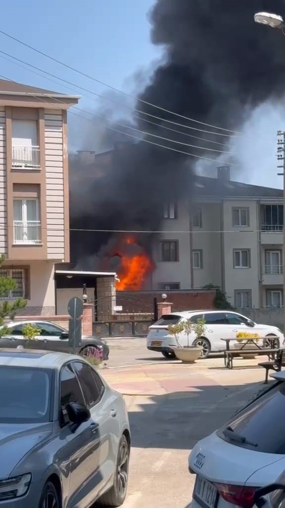 Depoda çıkan yangın apartmanı yakıyordu