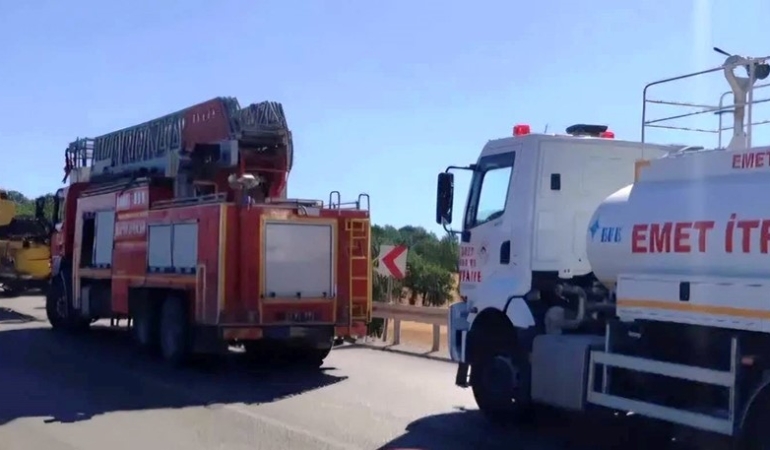 Emet’te seyir halindeki biçerdöver yangını büyümeden söndürüldü