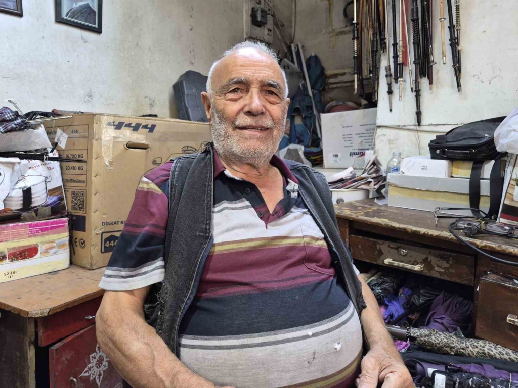 Eskişehir’de 82 yaşındaki Erhan amca, yıllardır gönlünü verdiği işi yapıyor