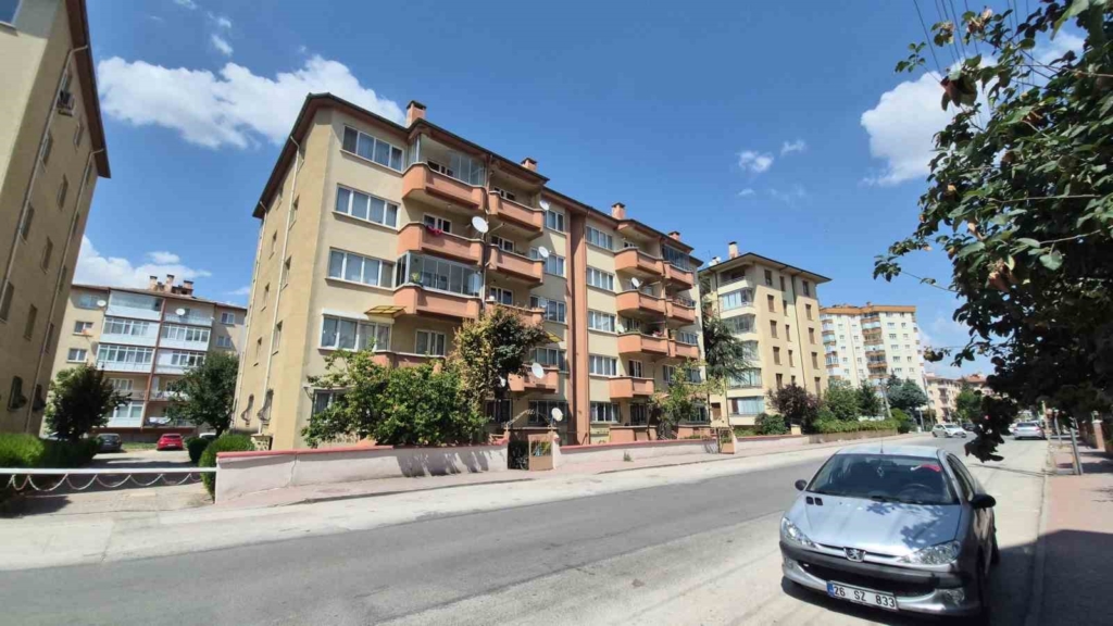 Hırsızların hedefi bu kez apartmanın çatı kapısı oldu