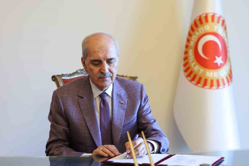 Türkiye Büyük Millet Meclisi Başkanı Numan Kurtulmuş, Milli Dayanışma ve Toplumsal Bütünleşmenin Güçlendirilmesine Dair Kanun Teklifi’ni imzaladı.