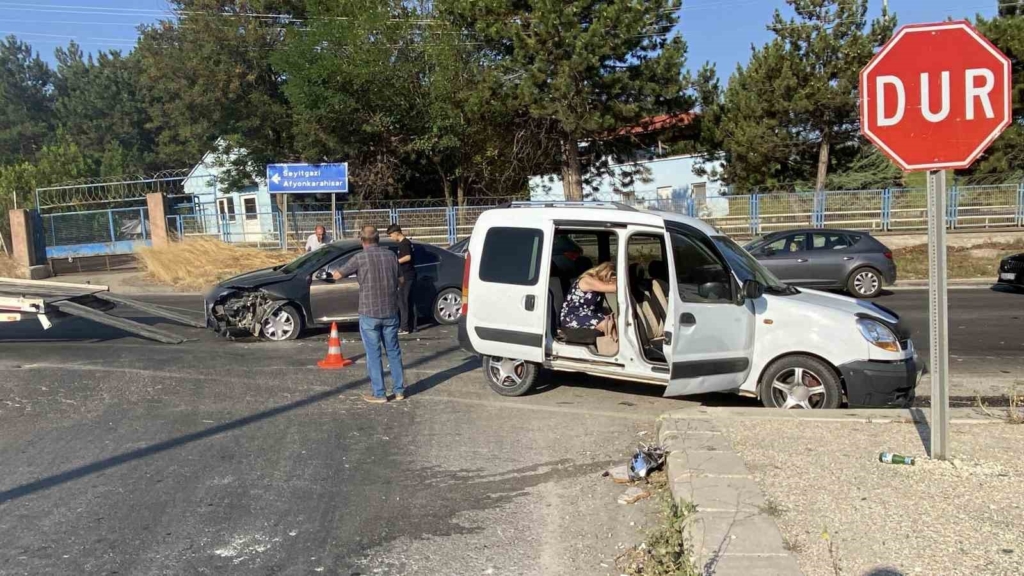 Eskişehir’de hafif ticari araç ile otomobil çarpıştı: 1 yaralı