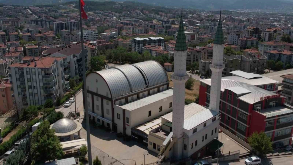 Bursa’daki ’Sunrooflu Cami’ mimarisiyle dikkat çekiyor