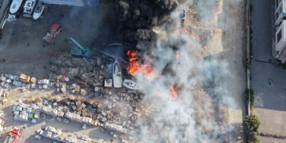 Tuzla’da otluk alanda çıkan yangın teknelere sıçradı: Alevler dron ile görüntülendi