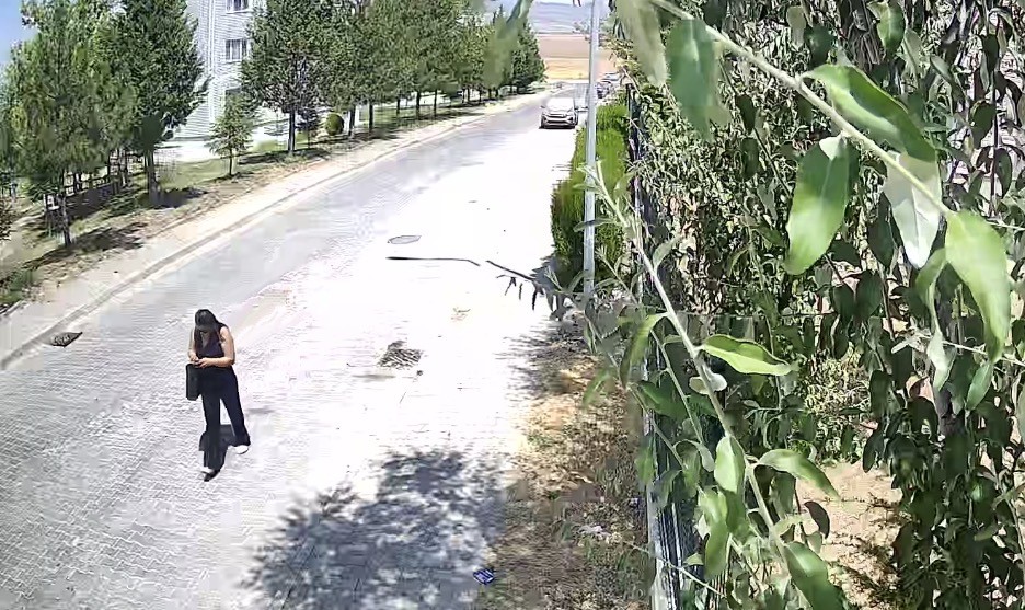 Kendini savcı olarak tanıtan kadının oyununu 8 yaşındaki çocuk bozdu