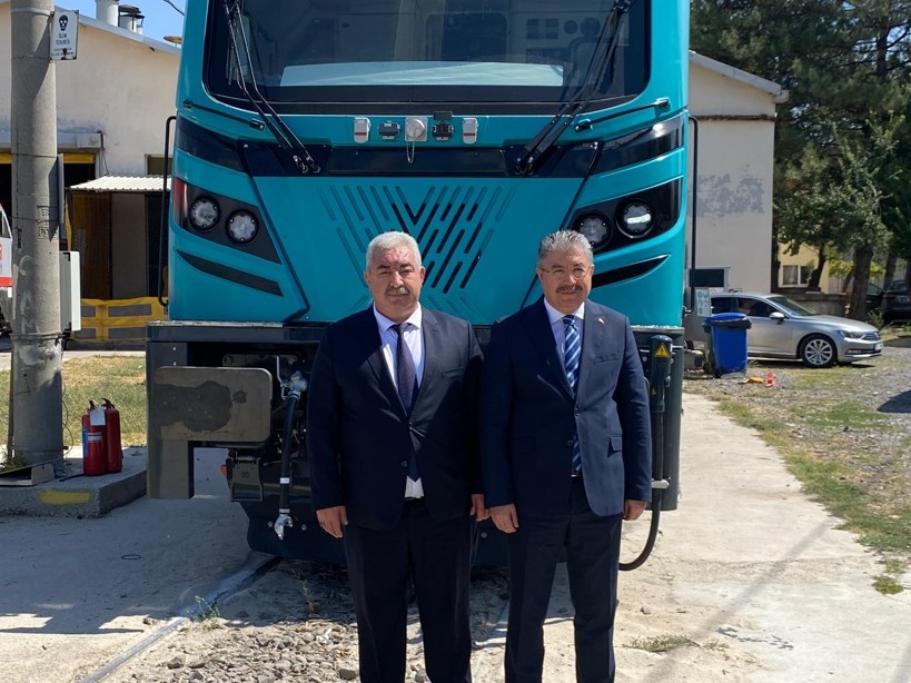 Vali Yılmaz, yerli ve milli elektrikli lokomotif E5000’i sürdü
