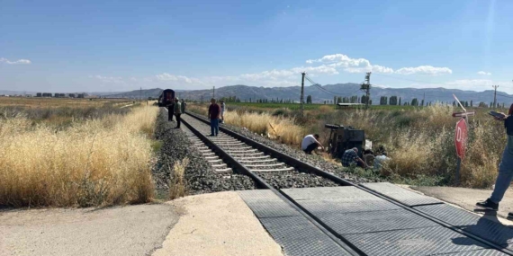 Hemzemin geçitte tren pat pata çarptı: 1 ölü, 2 yaralı