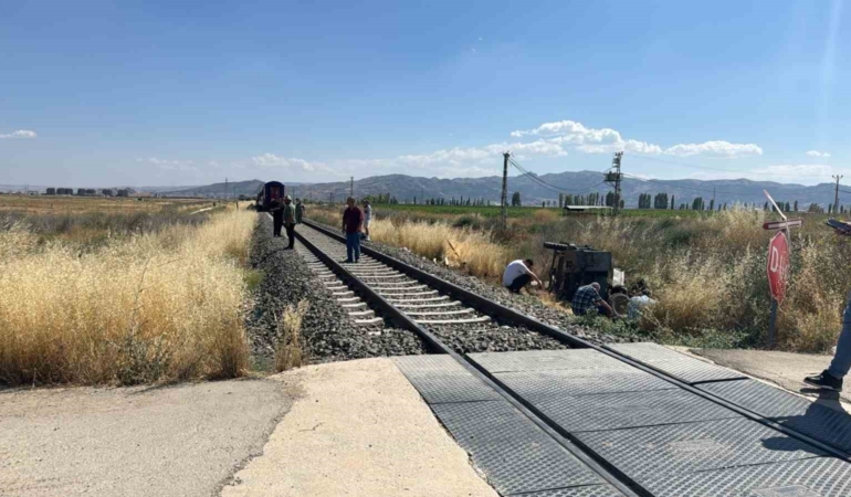 Afyonkarahisar’da tren pat pata çarptı: 1 ölü, 2 yaralı