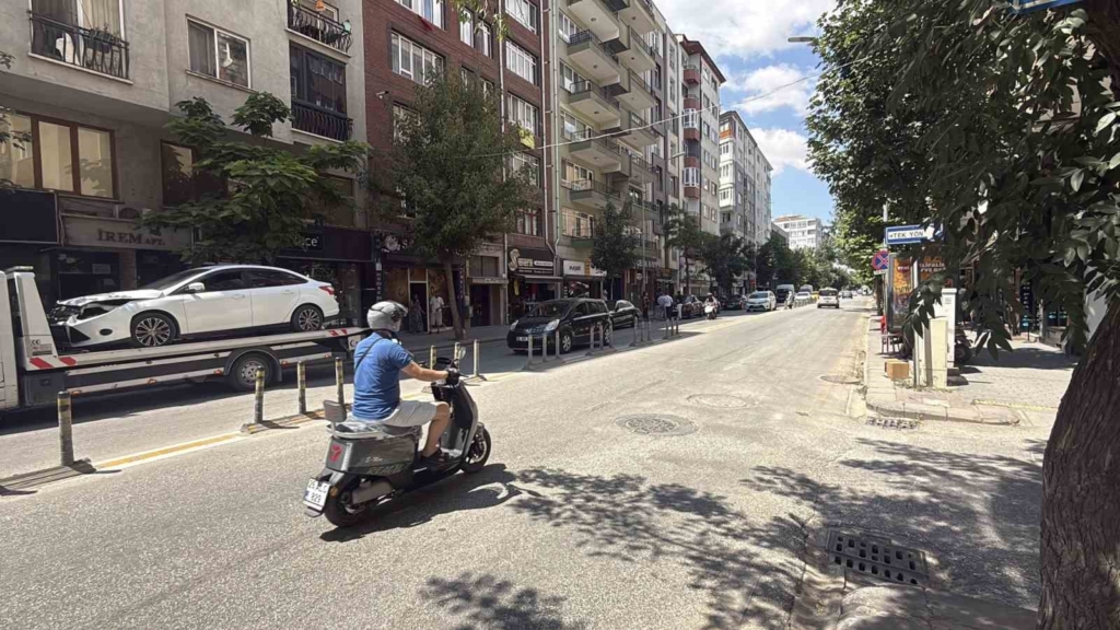 Eskişehir’de U dönüşü yapan otomobile başka bir otomobilin çarpma anı kamerada