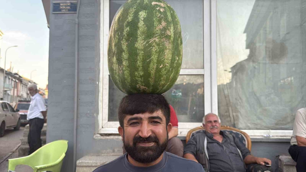 Kafasında 40 kiloluk karpuz varken bisiklet sürüyor, halay çekiyor, koşuya katılıyor