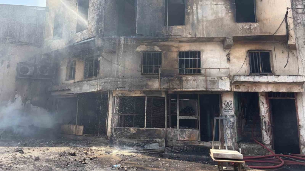 İzmir’de sünger deposunda yangın