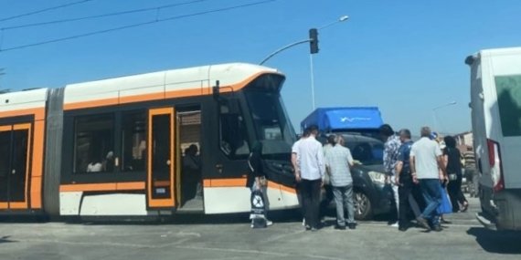 Eskişehir’de tramvay ile araç çarpıştı, seferlerde aksama yaşandı