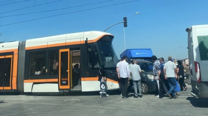 Eskişehir’de tramvay ile araç çarpıştı, seferlerde aksama yaşandı