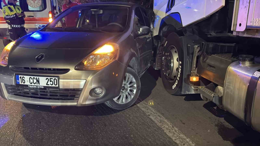 Tır otomobile çarpmasıyla maddi hasarlı kaza meydana geldi