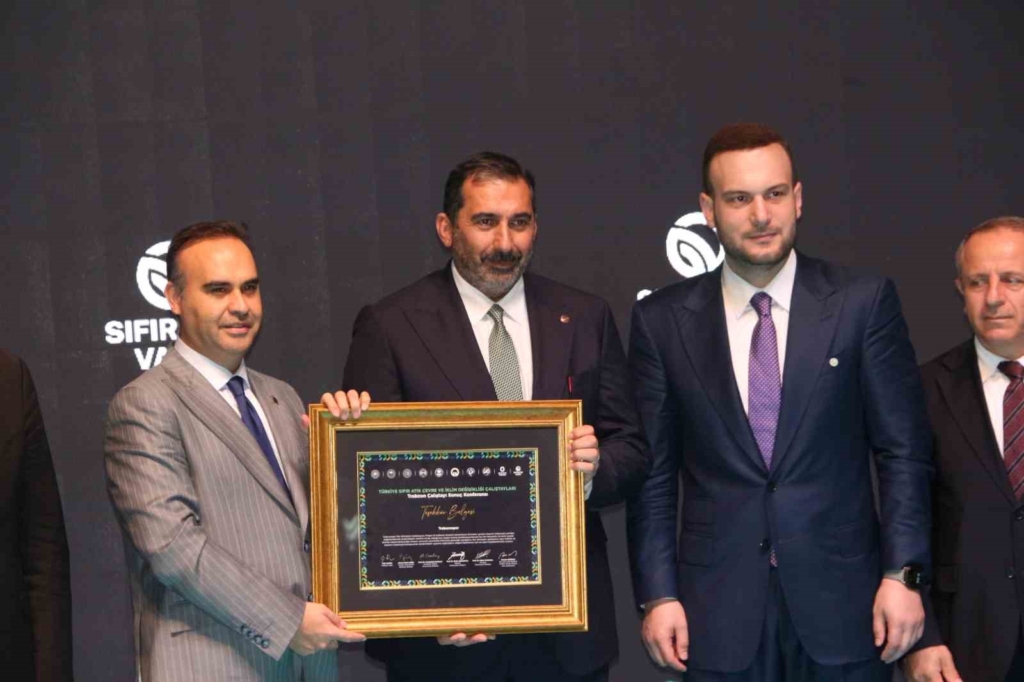 Bakan Kacır: "Sanayi devriminden bu yana yaklaşık 1,5 derece ısınan yerküre, bugün alarm veriyor"