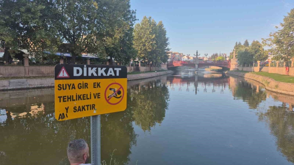 Porsuk Çayı kenarındaki adamı "Sizlere gelsin" diyerek suya itti