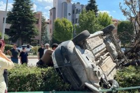 Eskişehir’de araç, çarptığı ağacı devirip takla attı