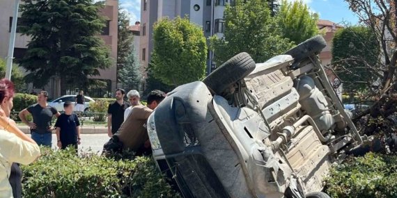 Eskişehir’de araç, çarptığı ağacı devirip takla attı
