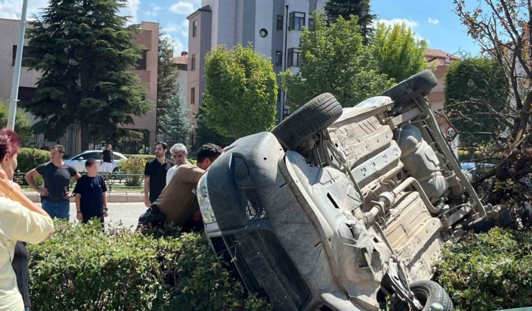 Eskişehir’de ticari araç ağacı devirip takla attı: Sürücü yaralandı