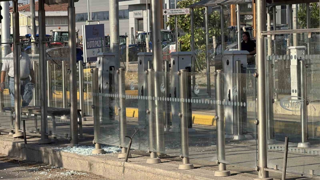 Eskişehir’de kontrolden çıkan motosiklet tramvay durağına daldı: 1 yaralı