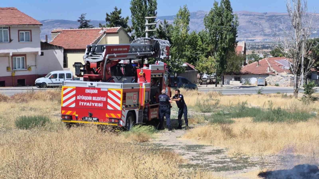 Okul ile sağlık ocağı arasındaki otluk arazideki yangın itfaiye ekiplerince büyümeden söndürüldü