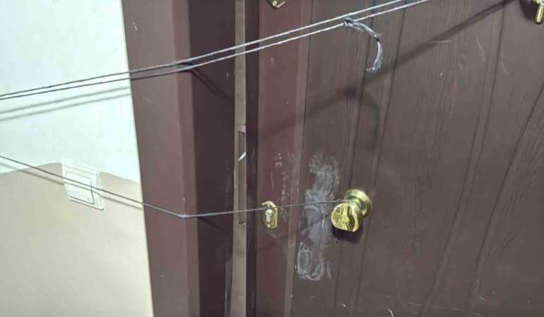 Eskişehir’de kasklı 3 şüpheli, uyuşturucu hap dolu 3 koliyi kaçırdı