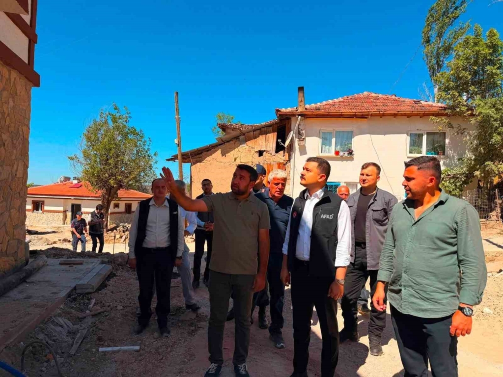 Kaymakam Titiz yangın bölgesinde yapımı süren konutları inceledi