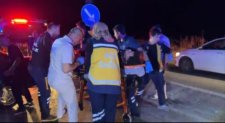 Bursa’da iki otomobil kafa kafaya çarpıştı: 5 yaralı, 2 ölü