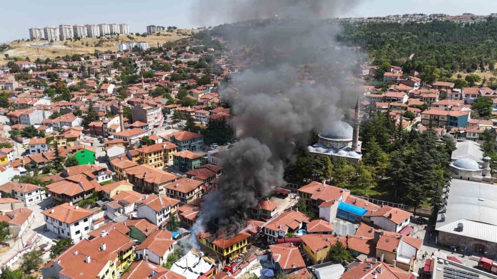 Tarihi Odunpazarı Evleri bölgesinde korkutan yangın: 2 kişi dumandan etkilendi