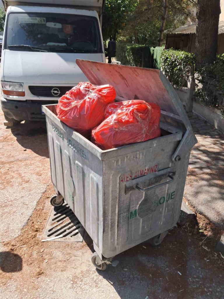 Balık tutmaya geldikleri gölette çöp topladılar