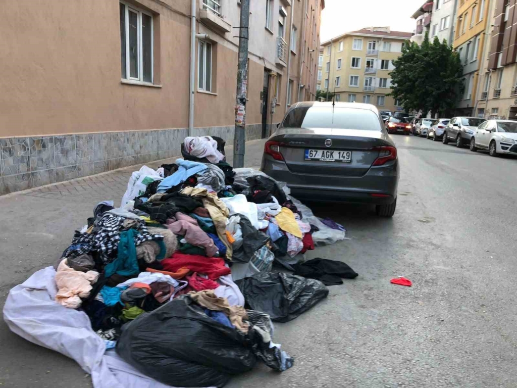 Eskişehir’de kaldırımı kapatan kıyafet yığını dikkat çekti