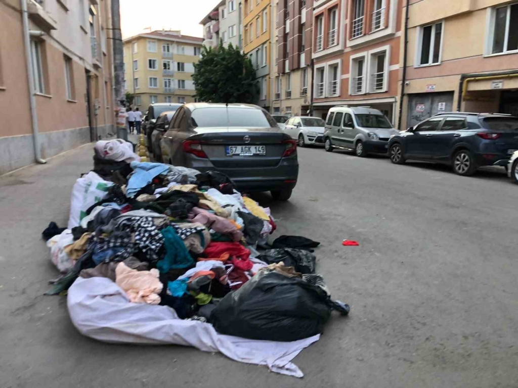 Eskişehir’de kaldırımı kapatan kıyafet yığını dikkat çekti