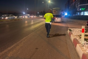 Direksiyon hakimiyetini kaybeden motosiklet sürücüsü hastanelik oldu