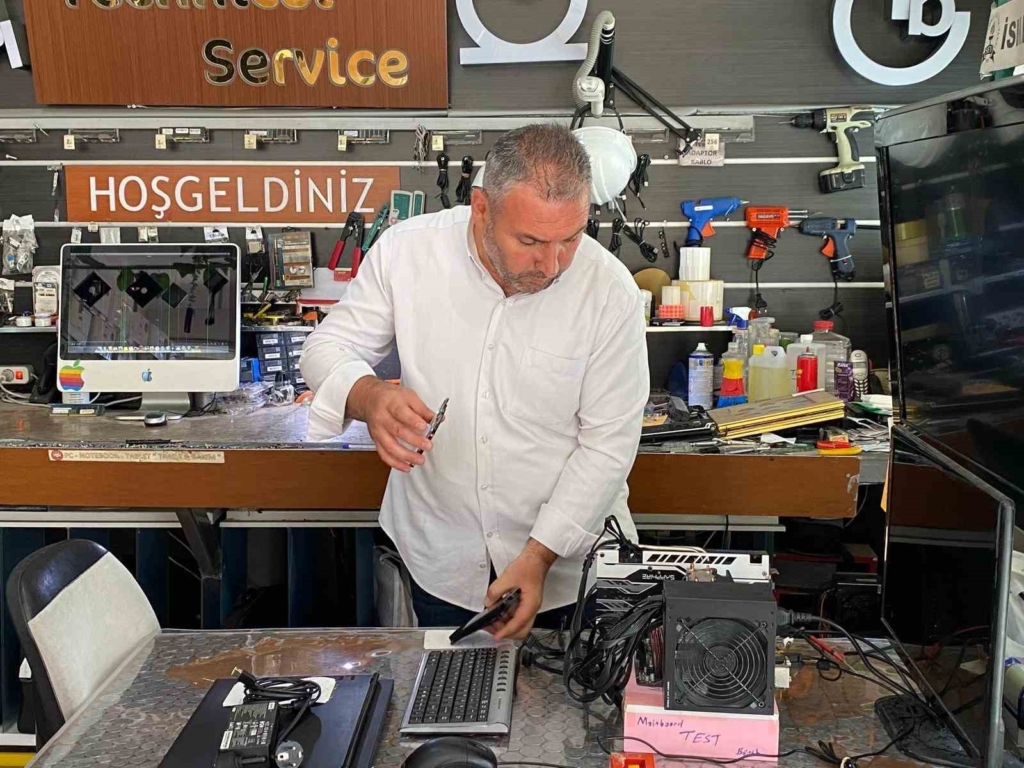Eşinin 5 bileziği ile açtığı 30 yıllık dükkânı kapatmanın hüznünü yaşıyor