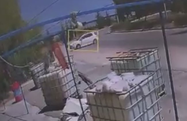 Virajı alamayan otomobil dükkana daldı